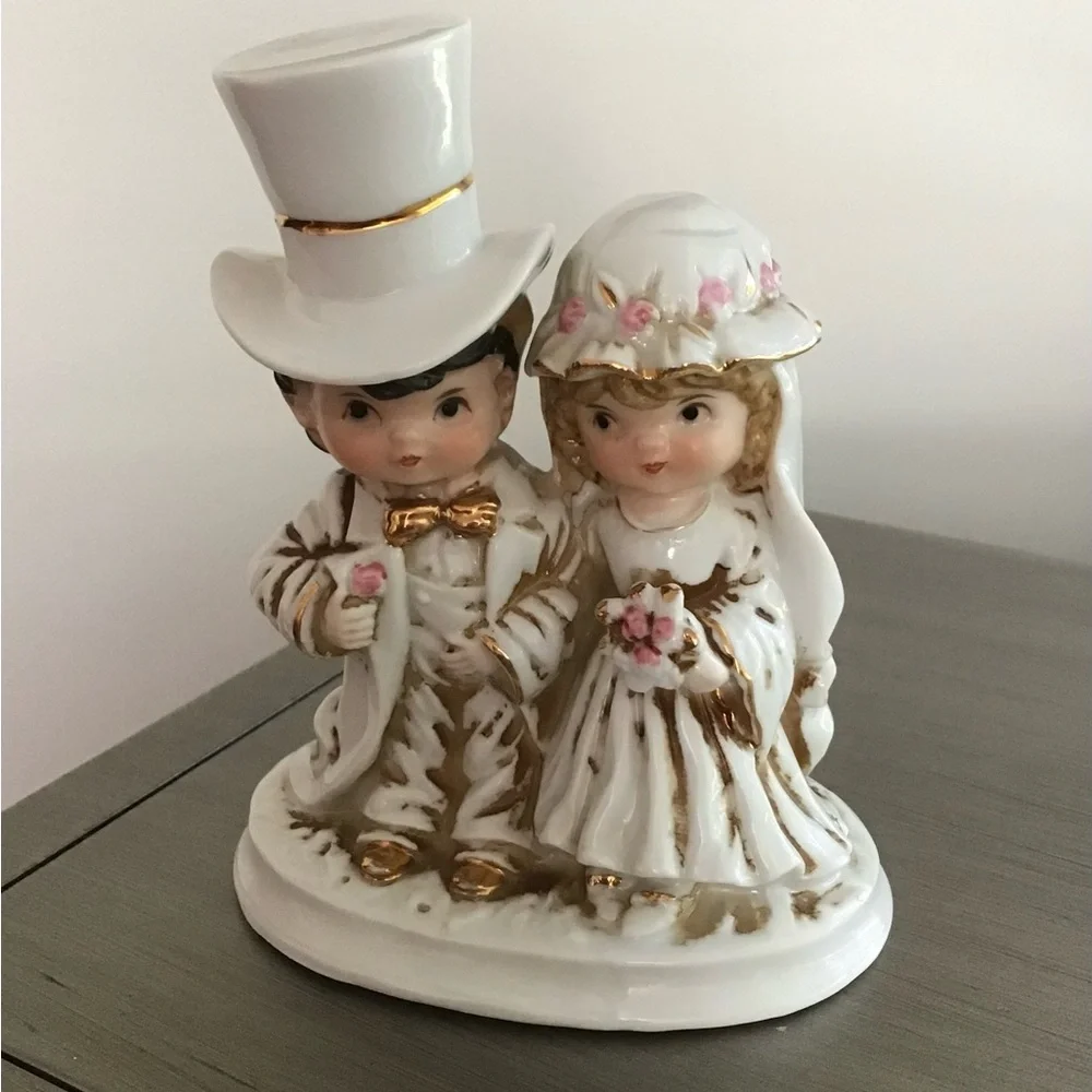 Elegant Bride and Groom Figurine - White and Gold